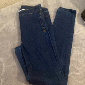 Jeans - Låg byxor, de är tajta o sitter fint på kroppen Priset går att diskuteras 