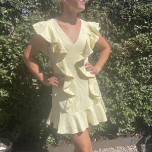 H&M Klänning - Säljer denna sommarklänning i storlek 38. Är otroligt fin när man är lite solbränd och sitter så fint! Jag skulle säga att den passar storlek 36-40! Endast använd ett fåtal gånger🌼