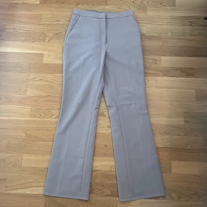 Beigegråa kostymbyxor h&m - Beigegråa kostumbyxor från h&m