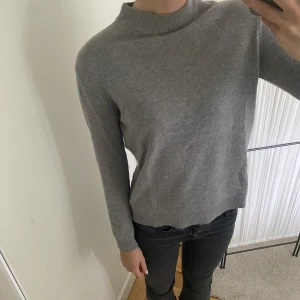 Kashmir tröja - Ljusgrå 100% kashmir tröja från J.Lindeberg i storlek S! Knappt använd så är i bra skick utan defekter! Inte nopprig!☺️ Nypris är ca 2000kr. Frakt tillkommer!