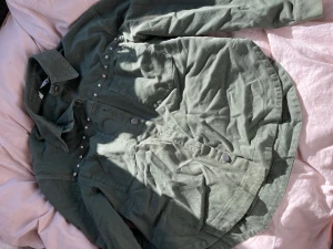 Skjorta/jack  - En skjort jacka som använd Max fem gånger. Bra sick med fickor på båda sidornas 