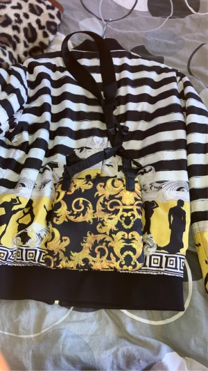 Billigt  - Hej säljer nu min jacka och väska då det inte kommer till användning 