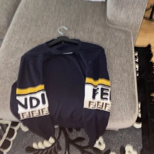 Äkta fendi sweatshirt  - Skick 9/10 riktig snygg och äkta Fendi tröja kan tänka mig att sänka ner priset