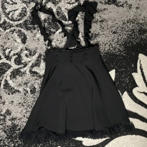 Hängslekjol från ma*rs - Svart hängselkjol från det japanska märket Ma*rs! Ett måste i varje jirai girls garderob! Säljer då jag har en liknande! Är i gott skick! Mycket stretch passar XS- liten M.  Ger paketpris på denna om den köps med en av blusarna som säljs! DMa isåfall!