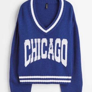 Stickad v-ringad tröja  - Säljer denna stickade tröjan från H&M med en v-ringning. Väldigt fin färg. 💙Den är storlek M men passar mig bra som egentligen har storlek S 