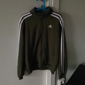 Adidas kofta - Super fin adidas kofta, inga defekter. Står ingen storlek men skulle säga xs eller s. Tveka inte att fråga om mått eller bilder på!! Priset är diskuterbart🫶🫶