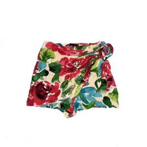 Blomiga Shorts/kjol  - Knappt använda för mer info skriv💝