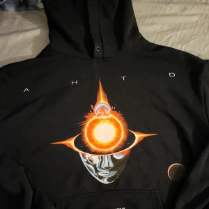 THE WEEKND MERCH - HELT NY THE WEEKND MERCH!!. Helt ny och oanvänd! Finns inga deftekter och är i väldigt bra material, super bekväm och funkar att ha som oversize! Orginal pris: 1400. Dyrare frakt då tröjan e tyngre❤️❤️ Går att diskutera pris!❤️