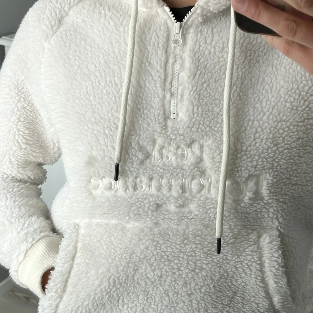 Lurvig Peak hoodie, 2 stycken finns i XS & S. Knappt använda. Nypris 850kr, säljs för 400kr. . Hoodies.
