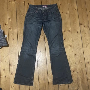 lågmidjade bootcut jeans - Skitsnygga lågmidjade bootcut jeans som tyvärr inte passar mig längre 😞superfina i färgen (skriv privat om ni vill ha bild i dagsljus), lite slitna där bak annars i gott skick! Frakt tillkommer 💓
