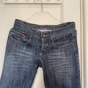 LågMidjade bootcut vintage jeans från Westman. Säljer då de tyvärr är försmå för mig