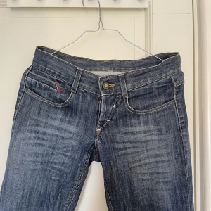 Jeans - LågMidjade bootcut vintage jeans från Westman. Säljer då de tyvärr är försmå för mig