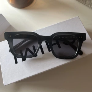 Chimi solglasögon - Säljer mina dark grey chimi glasögon, använd endast 2 gånger. Så är i nyskick, box tillkommer vid köp. storlek 04. Nypris 1200kr 