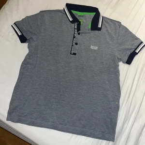 Hugo Boss Piké  - Piké från Hugo Boss till kille, slim fit  Bra skick!   Tröjan är storlek M men mer som en S! 