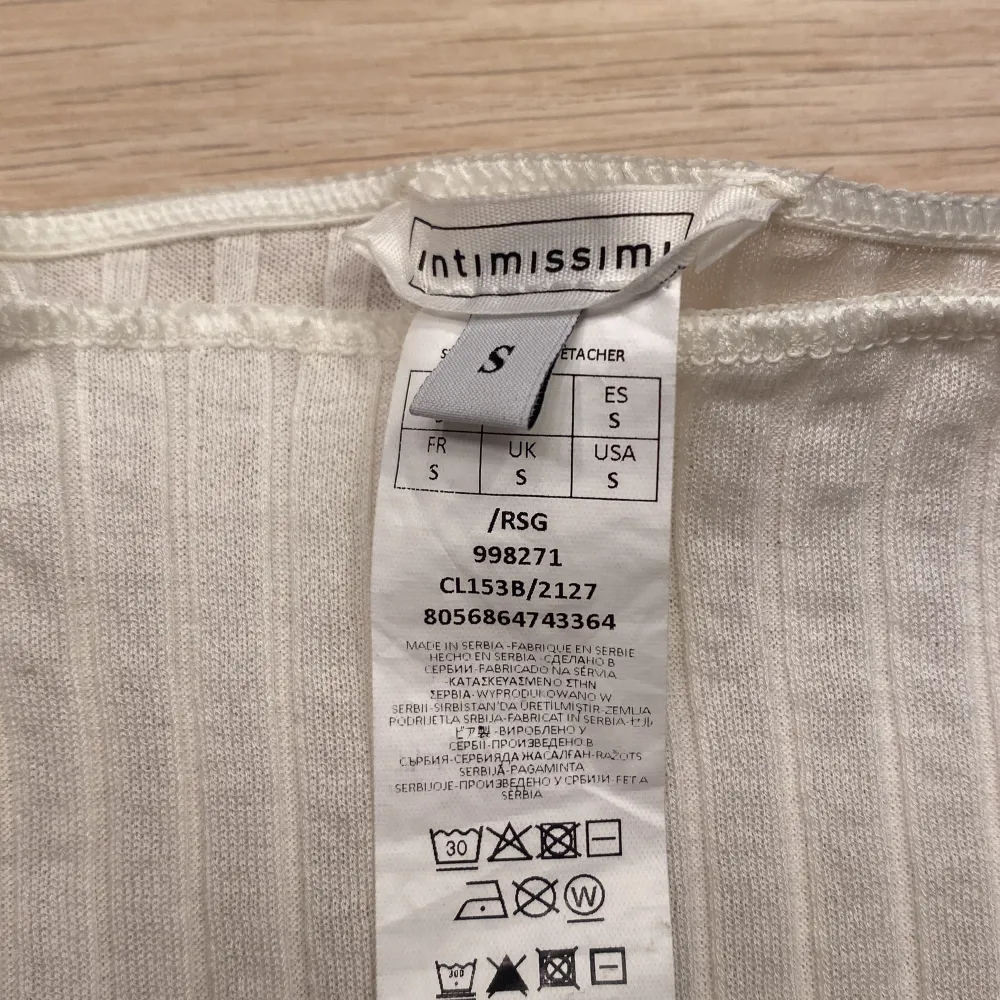 En super fin ribbad intimissimi tröja som jag köpte här på Plick helt ny aldrig använd säljer nu för att jag behöver pengarna😢 helt i ny skick aldrig använt och den är som ny utan skador elr fläckar!!🥰 är i storlek S men funkar som xs/s!💓😍😍. Tröjor & Koftor.