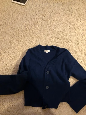 blå varm kofta - Blå långärmad storlek 146-152 sitter som xs/s nyskick använd 1 gång