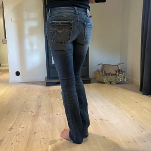 Replay jeans - Superfina pearl replay jeans i fint skick men tyvärr för små för mig då dem är lite tajta vid benen och midjan. Lappen där bak har lossnat lite men den går att sy fast. Vid fler frågor och funderingar så är det bara att skriva!💗