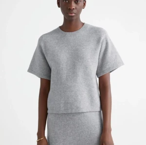 &Other stories tröja - Säljer min super fina &Other stories tröja pga att den är för liten❤️Den är i storlek s men skulle säga att den är ganska så liten i storleken❤️ köpt på Plick tidigare och säljer nu vidare❤️ kontakta för frågor och annat❤️Lånade bilder