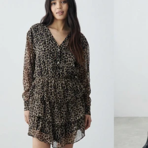 Leopardmönstrad klänning - Aldrig använd klänning från ginatricot 