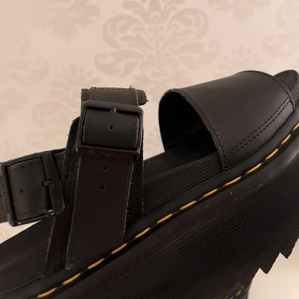 Ett par jättesnygga Dr Martens sandaler med platå i svart, storlek 38. Säljes i nyskick. Nypris är 1600kr. Väldigt bekväma. . Skor.