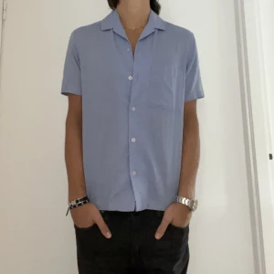 Kortärmad skjorta - Säljer min bowling shirt från HM som knappt är använd i size XS. Sitter som en större S. Hojta till för mer bilder eller info! 