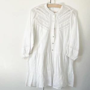 Klänning - Jag säljer min vita klänning, den är inte genomskinlig