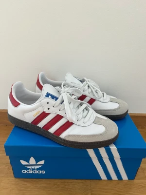 Adidas SAMBA SLUTSÅLDA  38 1/3 nyskick  - Säljer mina älskade sambas då det är något för små för mig och inte kommer till användning. Endat använda en gång så i mycket bra skick! Storlek 38 1/3. budgivning i kommentarerna eller direktmeddelanden till mig. OBS! Säljer inte under nypris: 1299 :- 