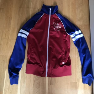 Snygg tröja - En cool lite drainer aktig tröja, bra kvalitet.