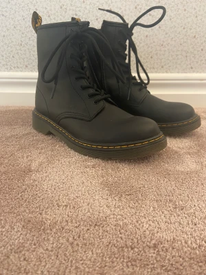 Dr. Martens skor - Dr. Martens 1460 Y.  Skorna är i väldigt bra skick och använt ett fåtal gånger. 