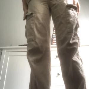 Super snygga cargos  - I ganska bra skick har haft på mig många gånger 