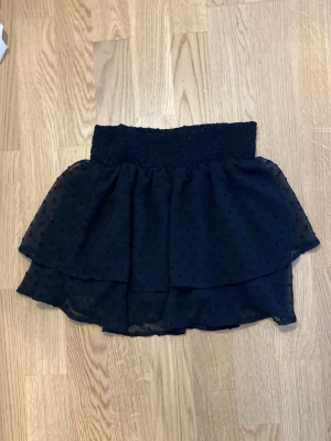 Svart minikjol - Säljer denna gulliga svarta minikjolen✨💕