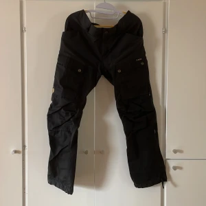Fjällräven byxor - Jättesnygga fjällräven byxor i kvinno modell, använd endast en gång och är i nyskick! Funkar även för män