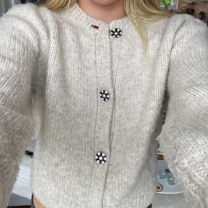 Kofta från Zara!!💕👌 - Säljer nu min superfina kofta från Zara. Den är i jättebra skick och är i storlek 140 skulle säga att den är ganska stor i storleken, den passar mig som är 160💕kan mötas upp om du bor i Stockholm👍