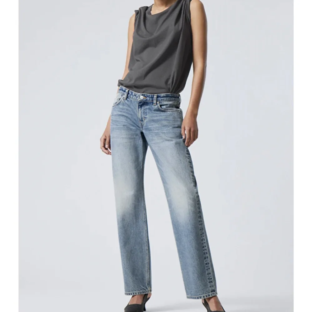 säljer nu mina lågmidjade jeans från weekday o modellen Arrow. Dom kommer inte längre till användning. nypris: 590kr. köparen står för frakten💗. Jeans & Byxor.