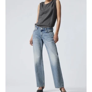 Arrow low straight jeans - säljer nu mina lågmidjade jeans från weekday o modellen Arrow. Dom kommer inte längre till användning. nypris: 590kr. köparen står för frakten💗
