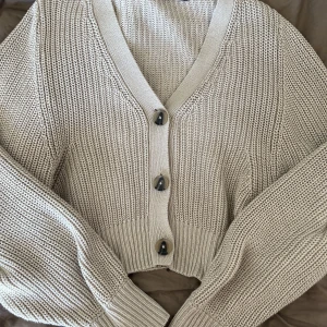 Kofta - Kofta från Ginatricot i storlek S, Beige! 50kr + frakt💕