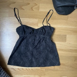 Babydoll topp - Så sjukt fint vintage linne, extremt bra skick i strl Xs. Säljer pga för liten❤️ Justerbara band!