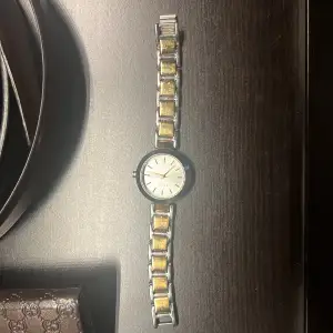 En klocka från Dkny som kommer aldrig till användning. Bra skick 