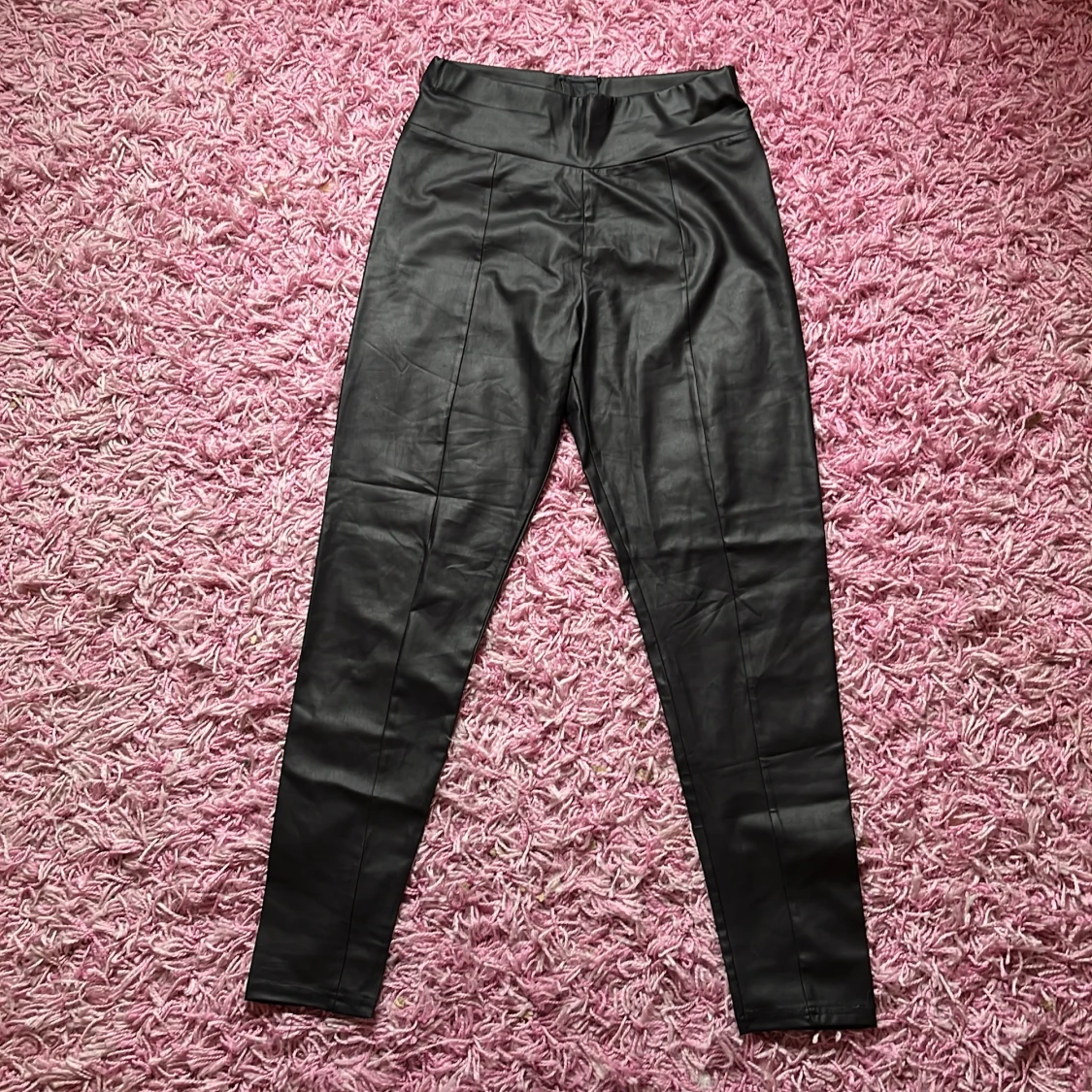 Skinbyxor i fake skin