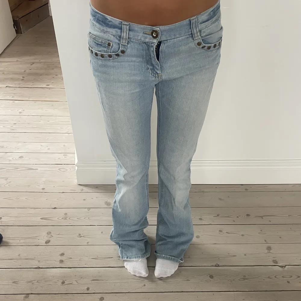 Snygga lågmidjade jeans med coola fickor! Midjemått tvärs över:37 cm Innerbenslängd:81 cm. Jeans & Byxor.