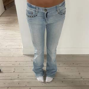Snygga lågmidjade jeans med coola fickor! Midjemått tvärs över:37 cm Innerbenslängd:81 cm