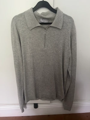 Tiger of Sweden half zip - Jag säljer min tiger of Sweden half zip som knappt är använd, den är i storlek M men mycket bra passform