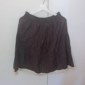 Lila kjol - En lila kjol med spets undertill. Fina detaljer. Köpt andrahand aldrig använd av säljaren. Stretchig midja. Små fläckar som bör kunna tas bort lätt. 