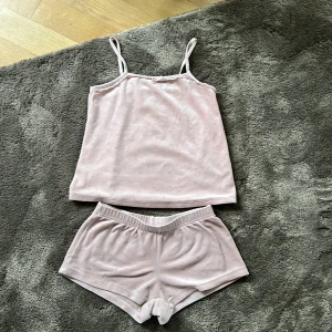 En super gullig mysig pyjamas att gosa i!  - De är från KappAhl och är för barn, de är rosa med stjärnor på. Jag säljer dom för de har varit små ganska länge 😅🩷