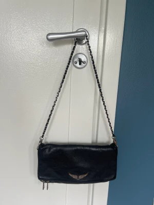 Zadig Voltaire väska  - Kommer inte till användning längre   Är använd men mycket gott skick! Förutom den långa kedjan där haken tyvärr är sönder, men går nog att laga. 