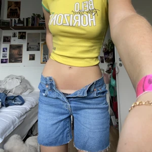 Jeans shorts - Supersnygga jeans shorts!! Jag brukade bära dem lowwaisted utan att knäppa knappen, men annars är de högmidjade😊