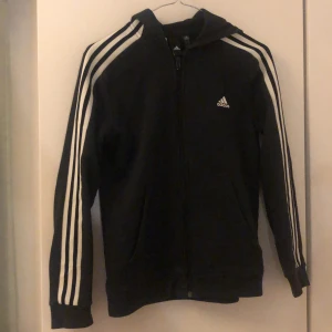 Adidas zip upp - Jätte snygg svart adidas zip upp, den är barnstorlek men funkar om man har xs/s, skriv om ni vill ha fler bilder eller undrar något💗🫶🏻