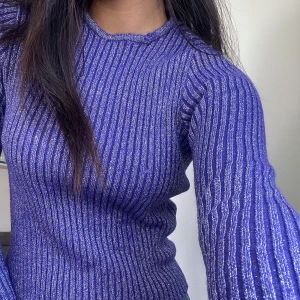 Glittrig tröja  - Glittrig långärmad tröja. Den är rätt så varm så passar perfekt till hösten. 