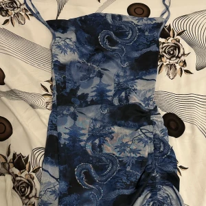 Klänning - Fin mesh dragon print bodycon klänning. Använd en gång, bra skick. Sann till strl 