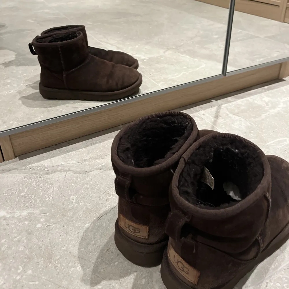 Bruna uggs inköpa förra vintern! Säljer nu pga att dem ej kommer till användning. Hör av dig vid frågor eller intresse 🤗. Kengät.